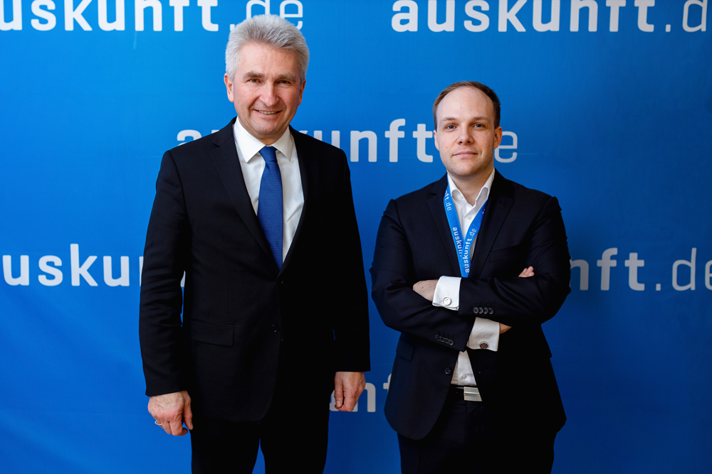 Prof. Dr. Andreas Pinkwart und Fabian Brüssel nach dem Go-live der auskunft.de App. (Bildquelle: @al Prof. Dr. Andreas Pinkwart und Fabian Brüssel nach dem Go-live der auskunft.de App. (Bildquelle: @al