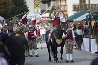 Schnalzer auf dem Pferd beim Bauernherbstfest Krimml (Tourismusverband Krimml)