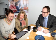 (Foto: HJKrieg, Erlangen): Bürgermeisterin Elisabeth Preuß, Ute Hischfelder und OB Florian Janik