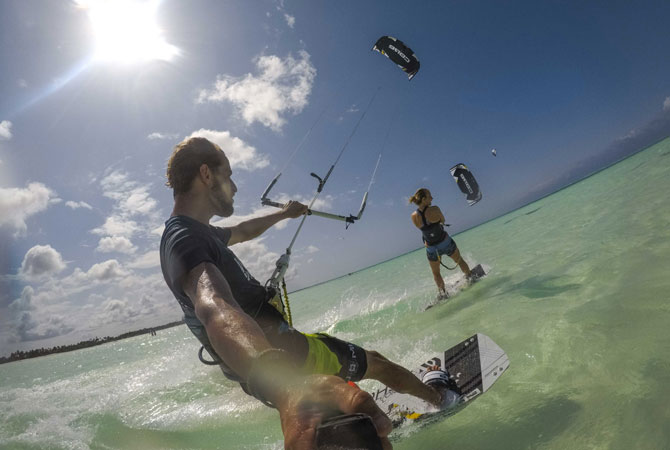 Urlaubsreisen sind ideal, um Kitesurfen in stressfreier Atmosphäre und ohne Zeitdruck zu lernen. (Bi