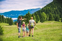 Familie auf Hochebene von Vezzena (c) StoryTravelers (TVB Valsugana Lagorai) Familie auf Hochebene von Vezzena (c) StoryTravelers (TVB Valsugana Lagorai)