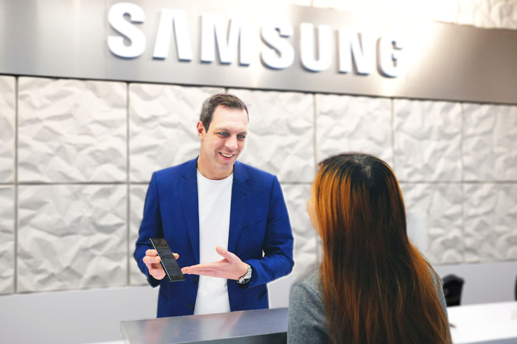 SAMSUNG S10 Reparatur im Customer Service Plaza SAMSUNG S10 Reparatur im Customer Service Plaza