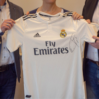 Ein Trikot, das ein Stückchen die Welt verbessert: Das handsignierte Trikot von Toni Kroos Ein Trikot, das ein Stückchen die Welt verbessert: Das handsignierte Trikot von Toni Kroos
