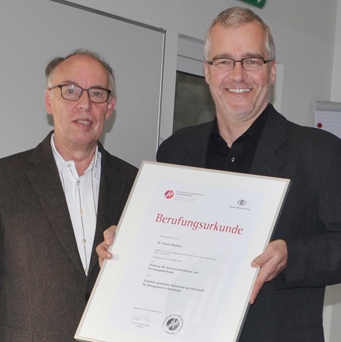 Überreichen der Berufungsurkunde: Dr. Frank Stäudner (re.), Prof. Dr. Michael Nagy. Foto: F. Motzko Überreichen der Berufungsurkunde: Dr. Frank Stäudner (re.), Prof. Dr. Michael Nagy. Foto: F. Motzko