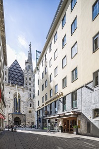 Hotelfassade mit Stephansdom (Hotel am Stephansplatz) Hotelfassade mit Stephansdom (Hotel am Stephansplatz)