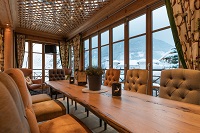 Lange Tafel mit gemütlichen Stühlen und Panoramafenster (c) David Innerhofer (Wanderhotel Gassner) Lange Tafel mit gemütlichen Stühlen und Panoramafenster (c) David Innerhofer (Wanderhotel Gassner)