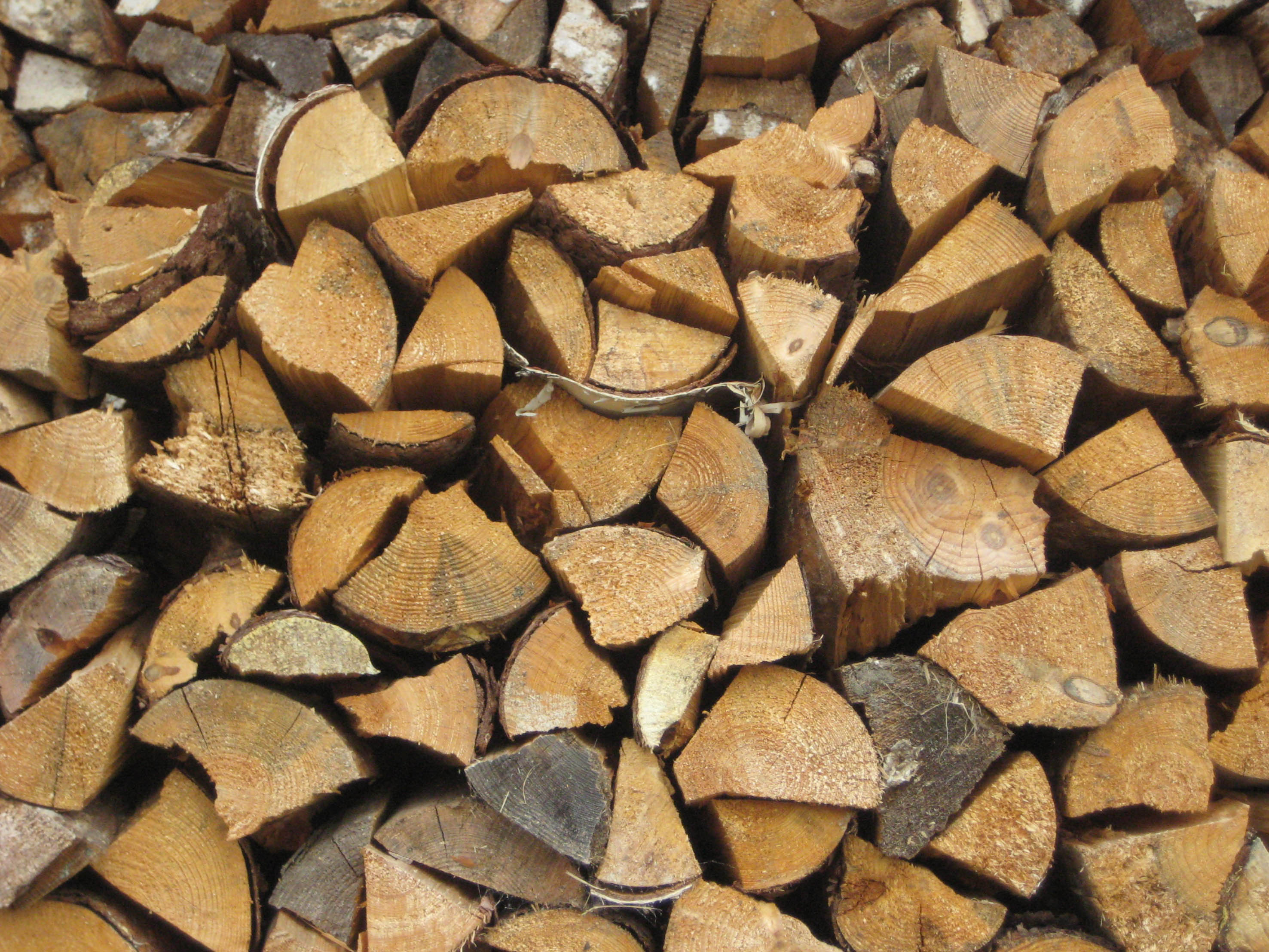 Heizen mit Holz macht unabhängiger von fossilen Brennstoffen wie Erdgas oder Erdöl Heizen mit Holz macht unabhängiger von fossilen Brennstoffen wie Erdgas oder Erdöl