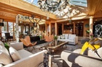 Lichtdurchflutetes Wohnzimmer im Hotel (Wanderhotel Gassner)