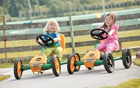 Kinder beim Gokart fahren (Kinderhotel Buchau) Kinder beim Gokart fahren (Kinderhotel Buchau)
