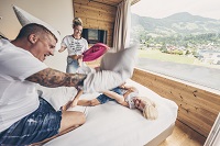 Familien-Kissenschlacht in der Suite (alpina zillertal)