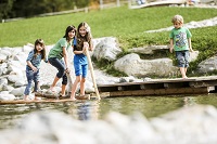 Kinder beim Floßfahren im Family Park Klausberg (c) Hansi Heckmair (Tourismusverein Ahrntal) Kinder beim Floßfahren im Family Park Klausberg (c) Hansi Heckmair (Tourismusverein Ahrntal)