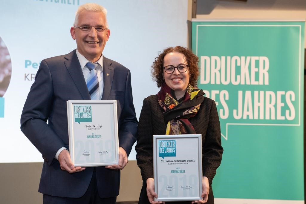 Peter Krupp präsentiert die Siegerurkunde, daneben die Zweitplatzierte. Foto: Druck & Medien Peter Krupp präsentiert die Siegerurkunde, daneben die Zweitplatzierte. Foto: Druck & Medien