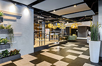 Lobby, Bar u. Lounge im ibis Styles Regensburg (Foto: ibis Styles Regensburg/Prodromos Hatzifotiou).