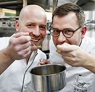 Matthias Meurer und Christoph Heim stehen zweimal im Jahr gemeinsam am Herd.  © Holger Bernert