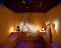 Damen entspannen in der Sauna (Hotel Alpina) Damen entspannen in der Sauna (Hotel Alpina)