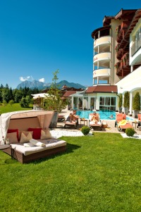 Aussenbereich Pool Hochformat (Hotel Alpina) Aussenbereich Pool Hochformat (Hotel Alpina)