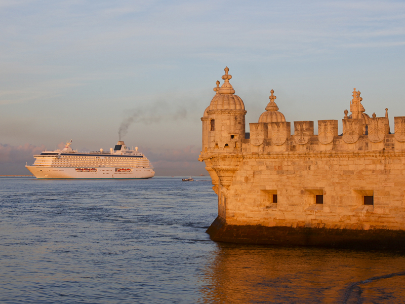 Die"Cristal Serenity" vor Lissabon (Bildquelle: Crystal Cruises)