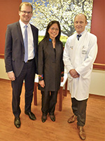 Dr. Vanilla Nguyen, umrahmt von Marius Aach (li.) und Prof. Dr. Heiko Graichen. (Foto: A. Neumann) Dr. Vanilla Nguyen, umrahmt von Marius Aach (li.) und Prof. Dr. Heiko Graichen. (Foto: A. Neumann)