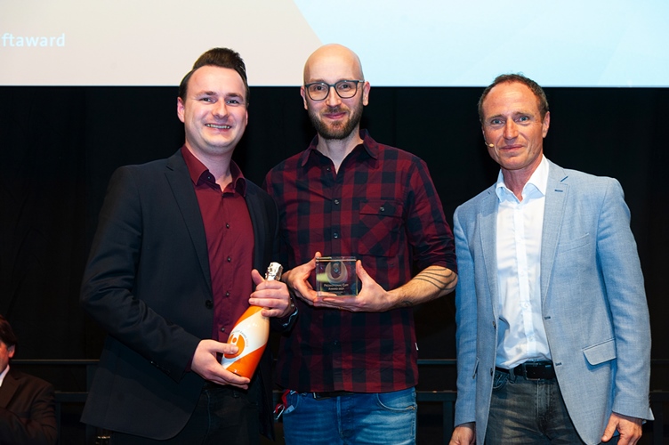 Preisverleihung: Jan Radtke und Sven Vörding (B&F) mit Jurymitglied Martin Zettl (Foto: Jo Hempel)