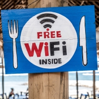 An vielen Orten wird freies WLAN angeboten. Bild: Bernard Hermant / Unsplash An vielen Orten wird freies WLAN angeboten. Bild: Bernard Hermant / Unsplash