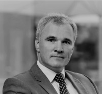 Dr. Eckhard Geulen löst Unternehmensgründer Uwe Reißenweber als Geschäftsführer ab Dr. Eckhard Geulen löst Unternehmensgründer Uwe Reißenweber als Geschäftsführer ab