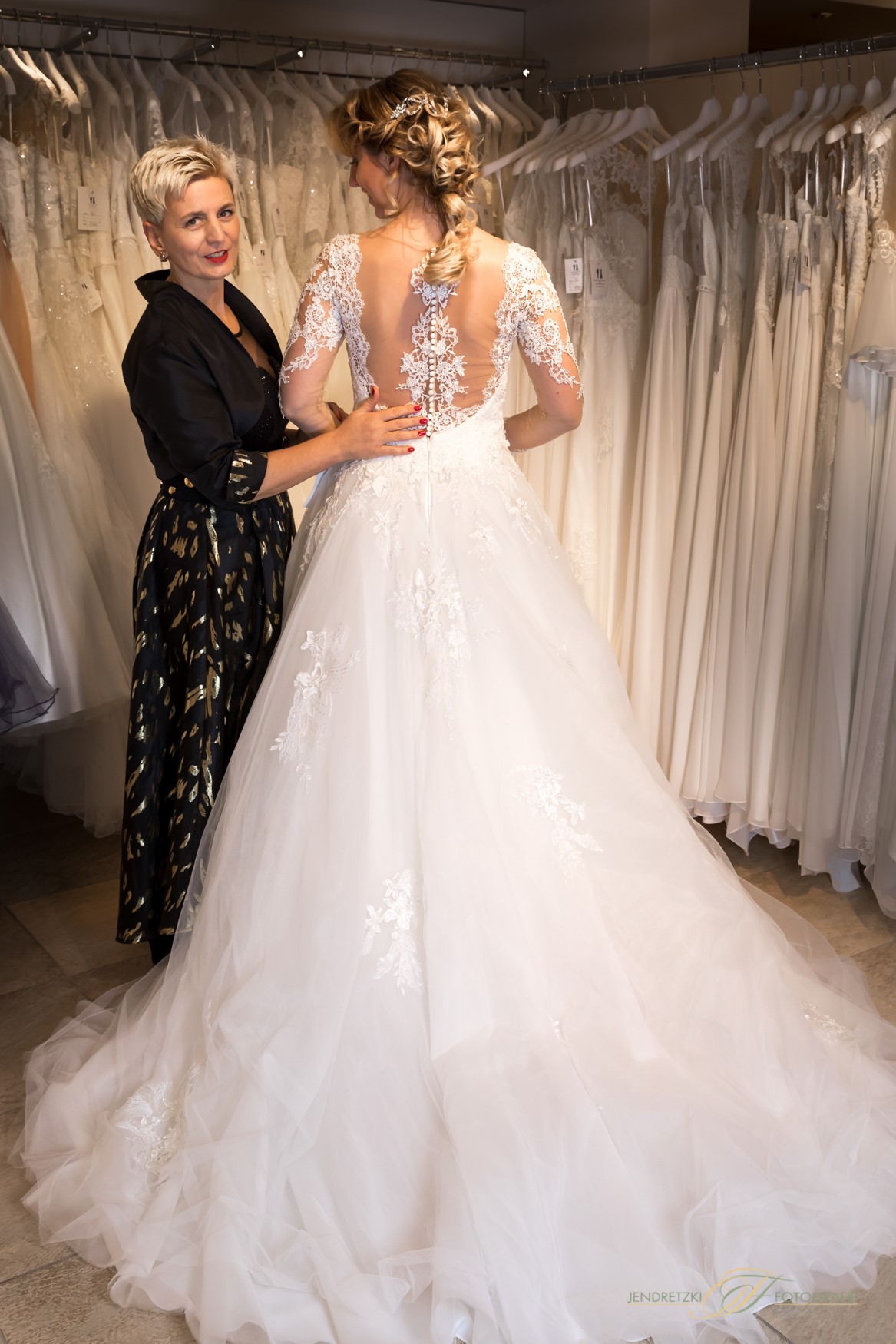 Sabine Kuch, Inhaberin Haus der Braut& Gentleman mit Modell in einem spanischen Designer Kleid Sabine Kuch, Inhaberin Haus der Braut& Gentleman mit Modell in einem spanischen Designer Kleid