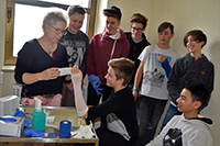 Gips anlegen - die Teilnehmer am Boys Day an der Asklepios Klinik im Städtedreieck (Foto: B. Krebs)