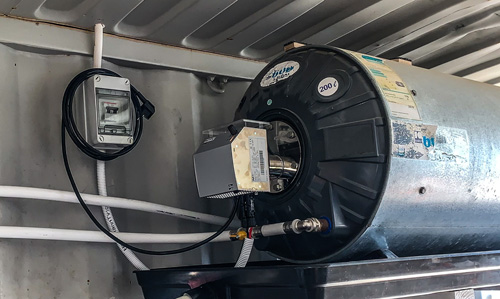 Ein ELWA-Gerät erhitzt das Warmwasser im 200-Liter-Elektrokessel der Forschungsstation. Ein ELWA-Gerät erhitzt das Warmwasser im 200-Liter-Elektrokessel der Forschungsstation.