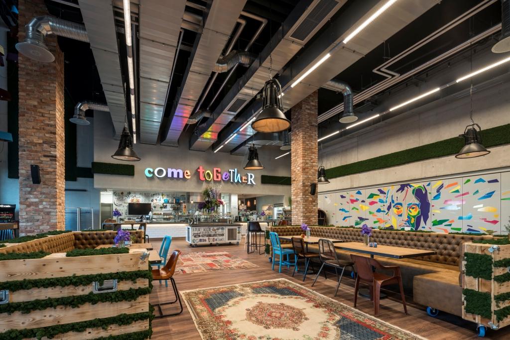 Kreative Raumgestaltung im Adam Hall Experience Center - Rahmen für inspirierende Weiterbildung 