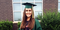 Schüleraustausch USA: Schülerin nach der Graduation an ihrer High School (Foto: Stiftung Völkerverst Schüleraustausch USA: Schülerin nach der Graduation an ihrer High School (Foto: Stiftung Völkerverst