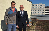 R. D. Fröhlich (re.) und M. Bergmeier freuen sich über Bienen auf dem Dach (Foto: Novotel M City)
