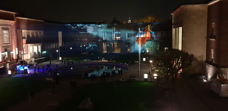 Projektion an der Fassade des Kunstpalastes (Foto: Aventem, frei zur Veröffentlichung bei Namensnenn Projektion an der Fassade des Kunstpalastes (Foto: Aventem, frei zur Veröffentlichung bei Namensnenn