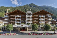 Außenansicht des Hotels im Sommer (Trofana Royal)
