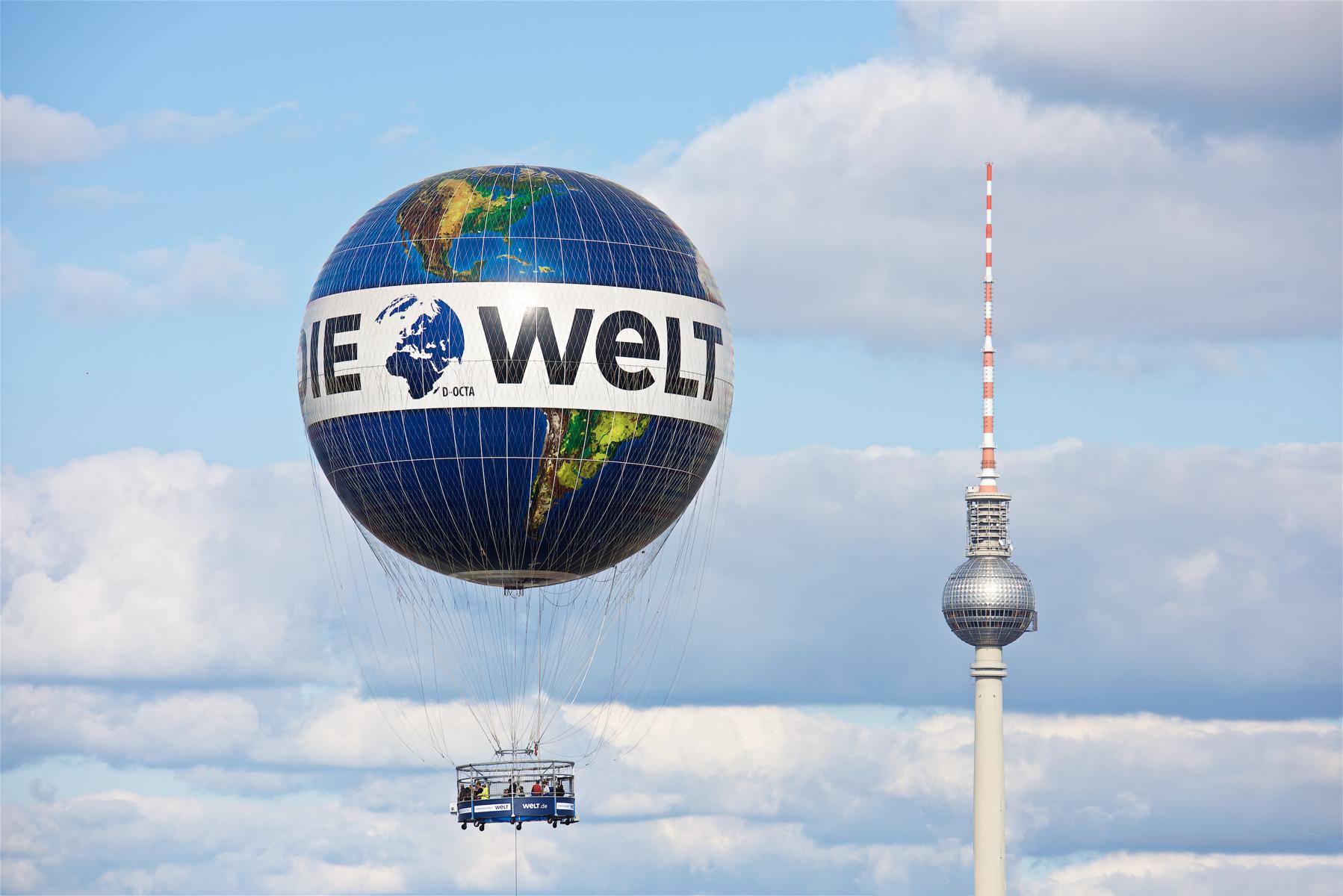 Berlin von oben sehen: der WELT-Ballon am Checkpoint Charlie Berlin von oben sehen: der WELT-Ballon am Checkpoint Charlie