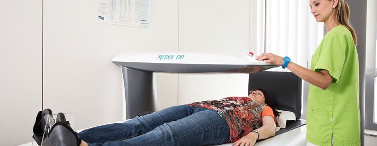 Risikopatientinnen sollten im Vorfeld die Wahrscheinlichkeit einer Osteoporose Entwicklung abklären.