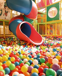Kinderrutsche im Indoor-Spielparadies (c) David Pompa Alarcón (Wahaha Paradise) Kinderrutsche im Indoor-Spielparadies (c) David Pompa Alarcón (Wahaha Paradise)