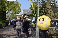 Tennismaskottchen Lissy begrüßt die Besucher am Eingang des TCW