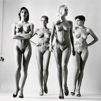 Helmut Newton, Ausschnitt: Sie Kommen, Paris (Dressed and Naked), 1981