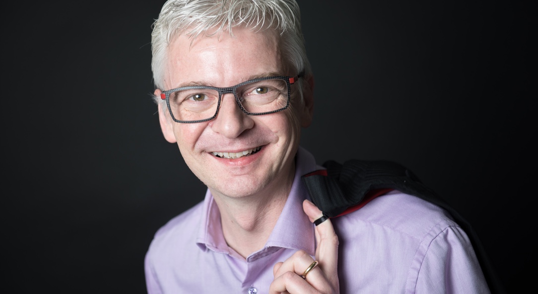 In seinem neuen Buch befasst sich der Schweizer Business-Kabarettist Stefan Häseli mit"Best Pra In seinem neuen Buch befasst sich der Schweizer Business-Kabarettist Stefan Häseli mit"Best Pra