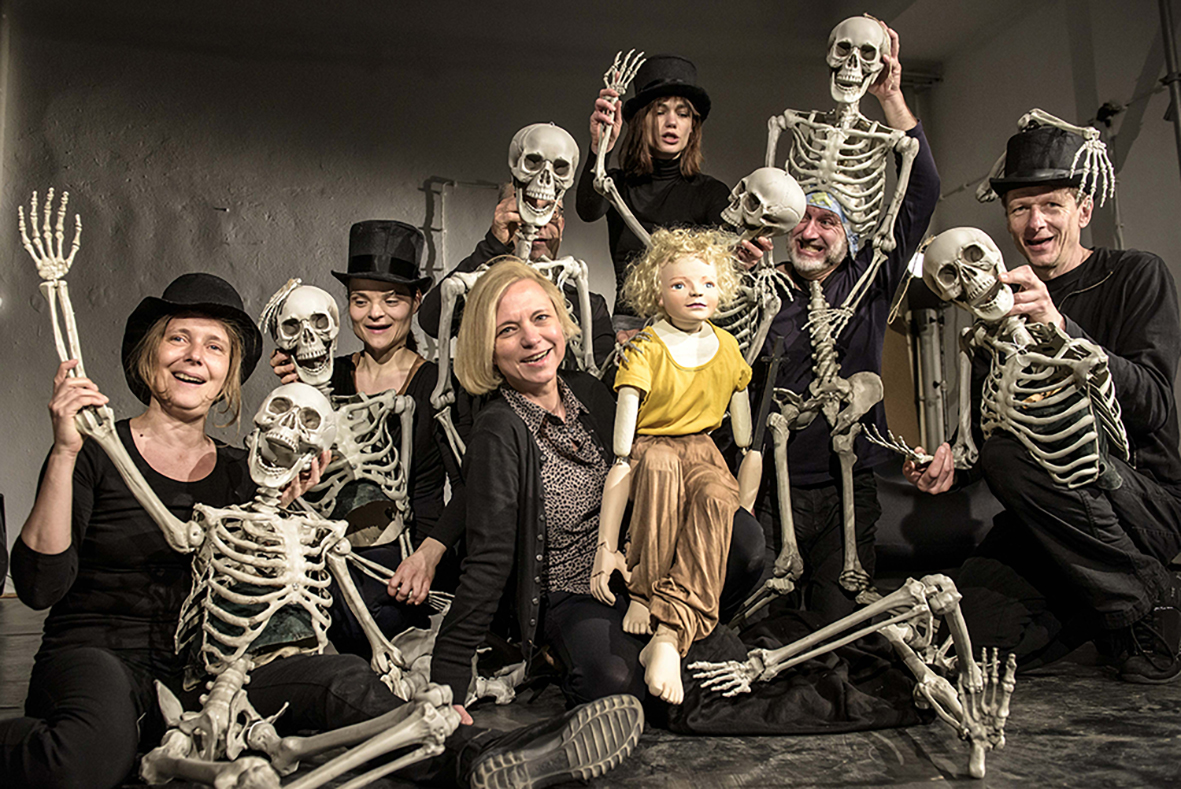 Ulrike Quade (Mitte) mit Puppenspielern des Theaters Waidspeicher (Bildquelle: @Lutz Edelhoff)