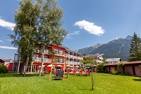 Hotelgarten mit herrlichem Bergpanorama (Hotel Eden)