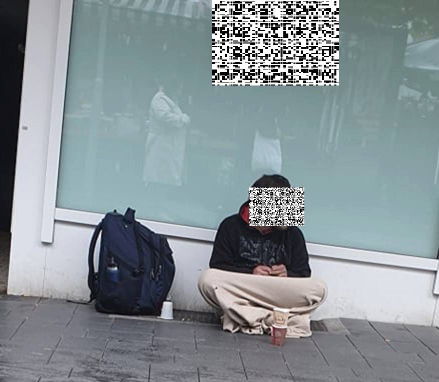 Hilfebedürftiger Obdachloser auf der Straße 