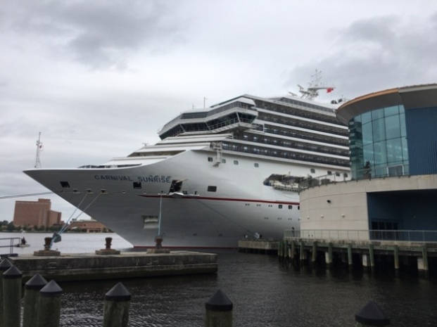  Die Carnival Sunrise im Hafen von Norfolk 