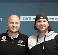 (Jocki_Foto, Erlangen) HC-Trainer Eyjolfsson und Torwart Katsigiannis freuen sich auf THW Kiel 