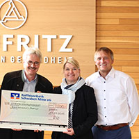 Dagmar Fritz-Kramer und Mario Reisacher überreichen Spende an Richard Mergner (r., BN)