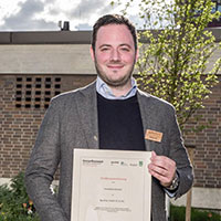 Benjamin Rau (Presseverantwortlicher Baufritz) mit der Sonderauszeichnung für Innovationskultur