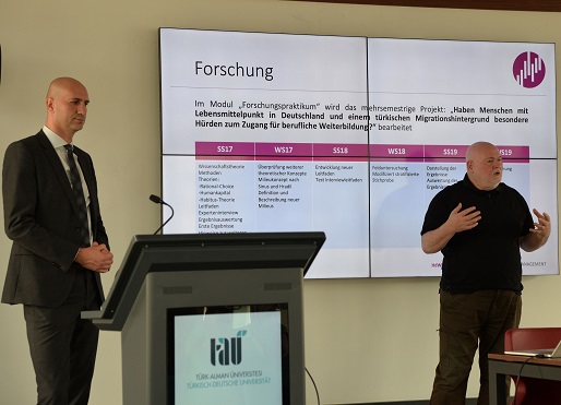 Prof. Uwe Hochmuth (re.) und Prof. Özer Pinar tragen an TDU in Istanbul vor. Prof. Uwe Hochmuth (re.) und Prof. Özer Pinar tragen an TDU in Istanbul vor.