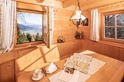 Hüttenurlaub in der Wohnstube des Chalets im Almdorf Lungau (c) Almdorf Lungau (TVB St. Margarethen Hüttenurlaub in der Wohnstube des Chalets im Almdorf Lungau (c) Almdorf Lungau (TVB St. Margarethen