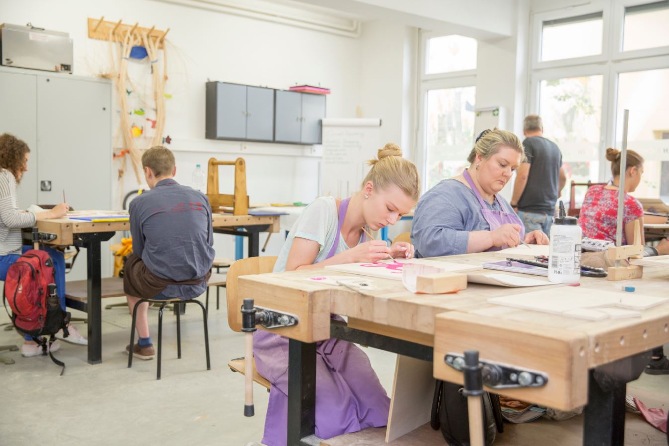 Ergotherapie-Auszubildende der SRH Fachschulen arbeiten in einem Werkraum Ergotherapie-Auszubildende der SRH Fachschulen arbeiten in einem Werkraum