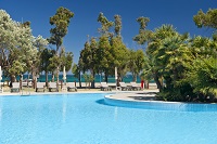Poolbereich mit Meerblick im VOI Floriana Resort in Kalabrien (c) r.patti (VOI Hotels) Poolbereich mit Meerblick im VOI Floriana Resort in Kalabrien (c) r.patti (VOI Hotels)